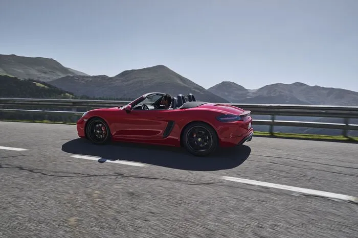Das Triebwerk leistet damit 15 PS mehr als beim 718-S-Modell und bis zu 35 PS mehr gegenüber den GTS-Vorgängermodellen mit Saugmotor. Das maximale Drehmoment von 430 Newtonmetern liegt zwischen 1900 und 5000 Touren an.