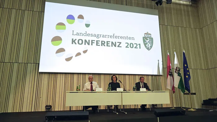 Landesrat Hans Seitinger, Landwirtschaftsministerin Elisabeth Köstinger und LH-Stv. Josef Geisler bei der Pressekonferenz im Anschluss
