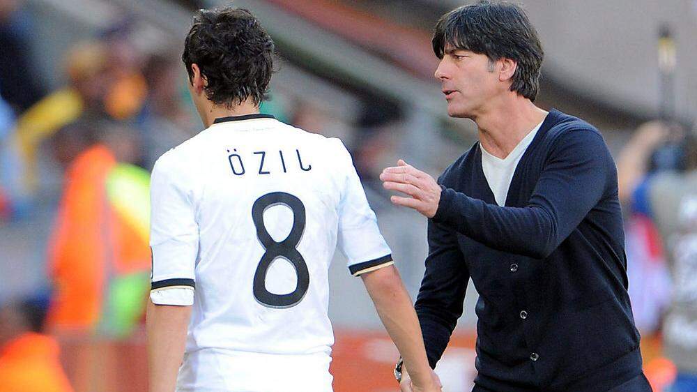 Joachim Löw (rechts) hätte sich gerne mit Mesut Özil ausgesprochen