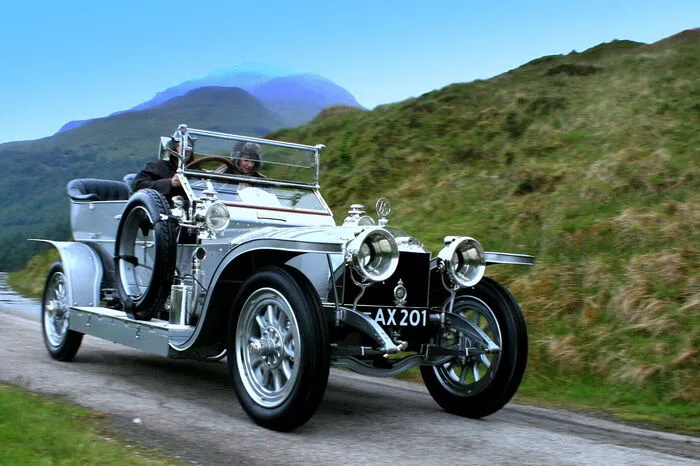 Mit dem Rolls-Royce Silver Ghost gesellte sich zum Autofahren auch das Ankommen. Er fuhr für die Marke den Titel „Das beste Auto der Welt“ ein. Das das zwölfte Fahrzeug der Baureihe 40/50 hp brachte es zu Weltruhm: Der Wagen war silbern lackiert, Lampen und Beschläge waren versilbert, dazu trug er ein Armaturenbrett aus Alu. Unter der Windschutzscheibe prangte eine Plakette mit der Aufschrift: The Silver Ghost.   