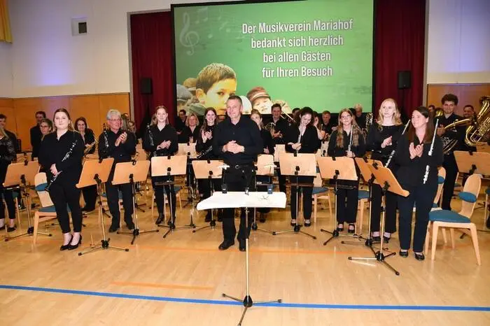  Das Publikum erlebte die steirische Premiere des Films „Die Jungen von der Paulstraße“ des ungarischen Schriftstellers Ferenc Molnar, untermalt von der Live-Filmmusik des Musikvereins.