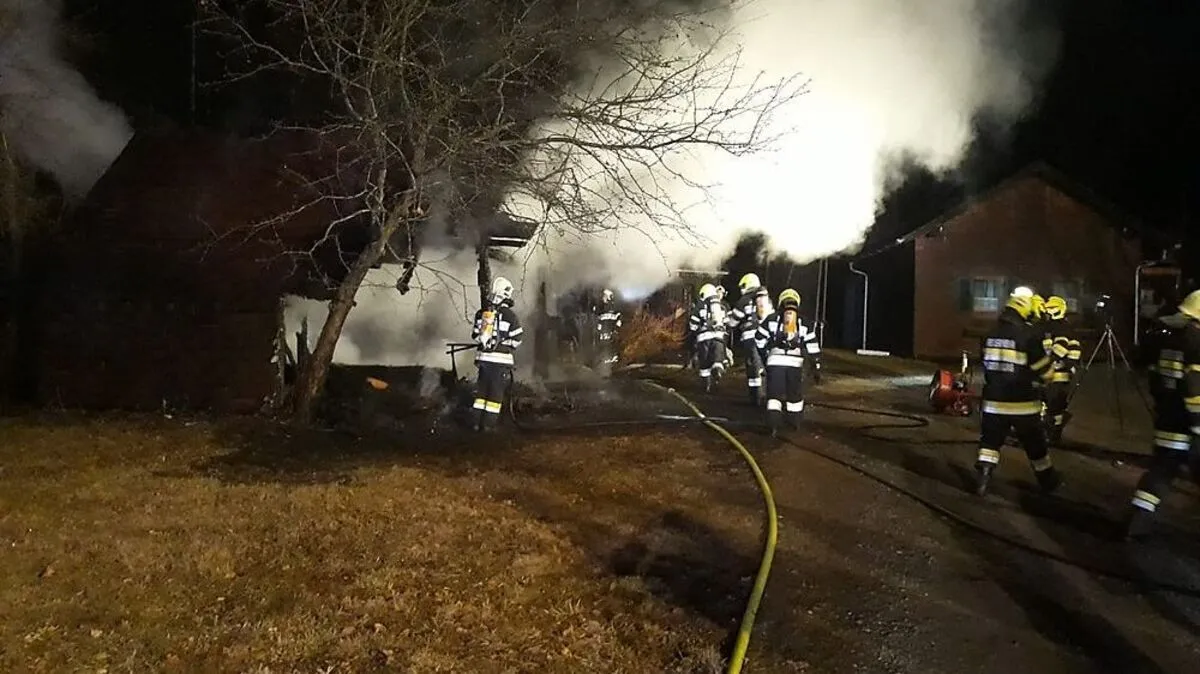 Das Nebengebäude wurde ein Raub der Flammen