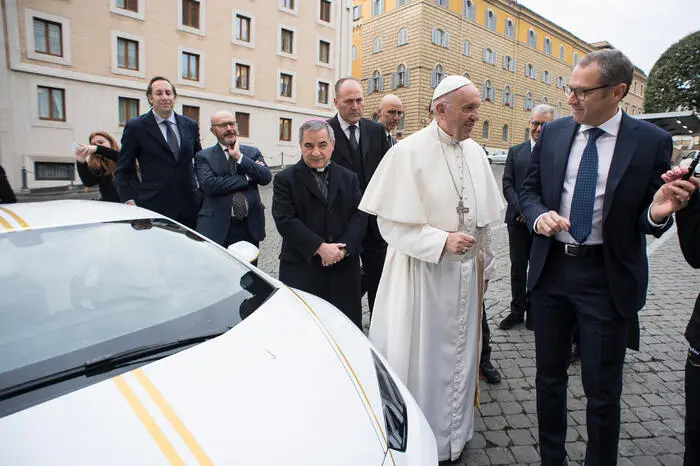 Gemäß der gelb-weißen Vatikan-Farben ist das Auto mit goldfarbenen Linien versehen.