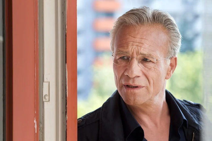 Smart, aber nicht aufdringlich. Fürsorglich, aber er kann auch Grenzen setzen: Klaus J. Behrendt (58) kennt der TV-Zuschauer vor allem in seiner Rolle als Max Ballauf im Tatort. Ob er Kommissar und Kapitän gleichzeitig sein könnte? Wir sind dafür, vorausgesetzt Dietmar Bär erhält die Rolle des ersten Offiziers.