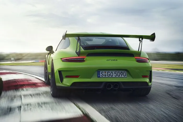Geschaltet wird natürlich weiterhin über ein Doppelkupplungsgetriebe mit Gangwechseln, die so schnell sind wie ein Turboporsche.