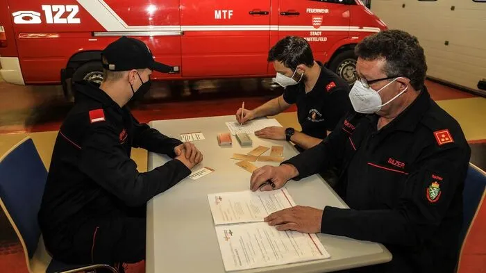 In den Räumlichkeiten der Freiwilligen Feuerwehr Knittelfeld stellten sich die Jugendlichen und Quereinsteiger den Fragen des Bewerterteams rund um den Bewerbsleiter Hauptbrandinspektor Daniel Feldbaumer.