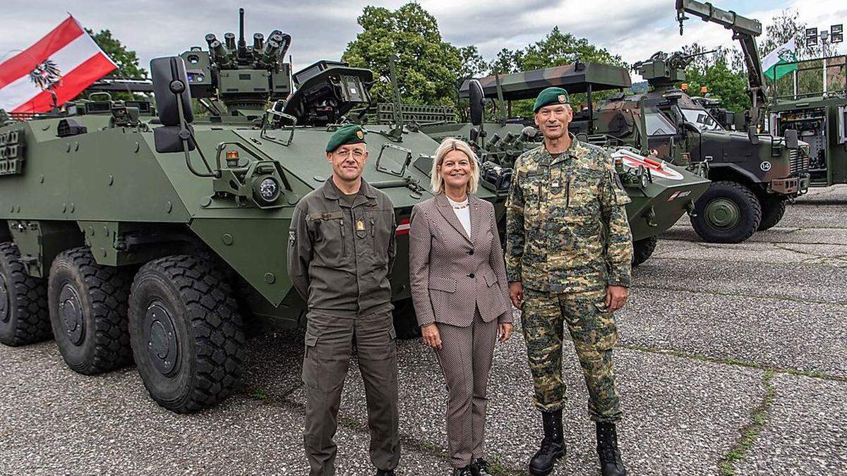 Klaudia Tanner mit Generalmajor Martin Dorfer (Direktion 1) und Vizeleutnant Andreas Matausch (UOG)