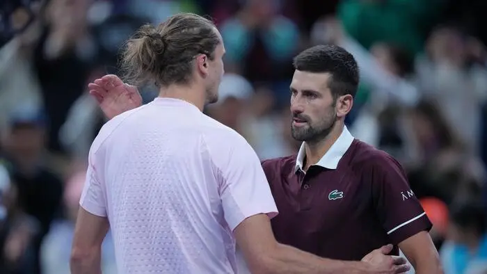 Novak Djokovic besiegte Alexander Zverev 4:6,6:4,6:4