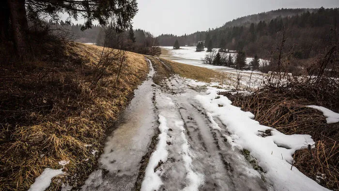 Die Straßen bleiben weiter vereist und nass