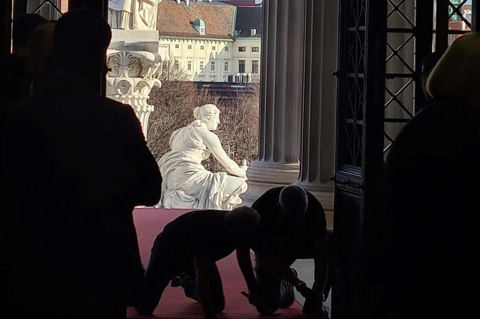 Damit die prominenten Gäste sicher ins neue Parlament schreiten, wurde der rote Teppich vor Beginn des Festakts noch einmal fixiert.