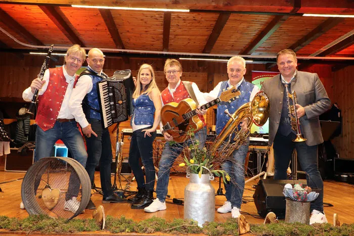 Für die musikalische Unterhaltung sorgten erneut  "Die Karawanken" mit Bandleader Engelbert "Bert" Stubinger (Saxophon &amp; Klarinette), Jože Primožič (Akkordeon), Sonja Hinteregger (Gesang), Walter Regenfelder (Gitarre), Bariton Sepp (Bass) und  Bürgermeister Werner Egger (Trompete) (v.l.n.r.).