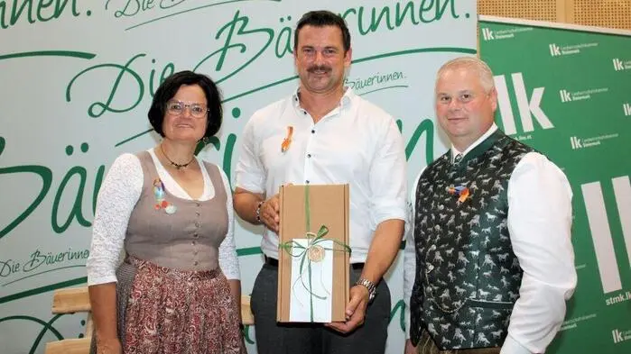 Bezirksbäuerin Anita Suppanschitz mit Ö3-Meteorologe Sigi Fink (Mitte) und Bezirkskammerobmann Markus Kollmann 