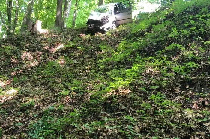 Eine Frau wurde eingeklemmt, die Feuerwehr befreite sie aus dem Fahrzeug.