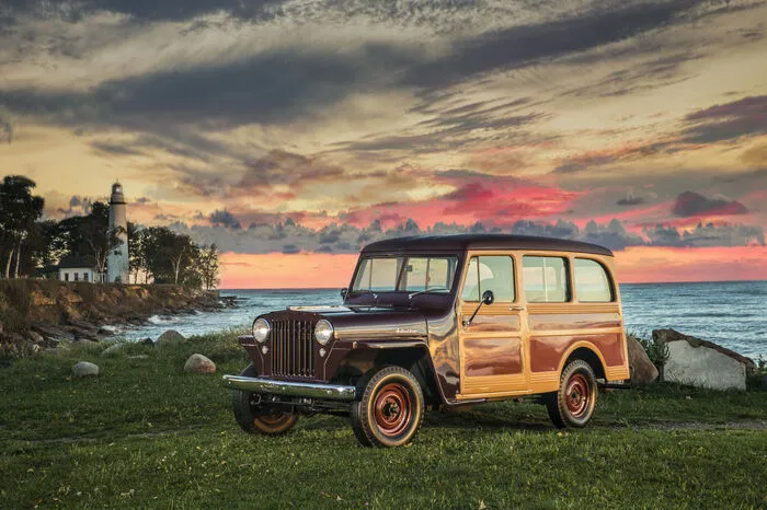 Die Leute liebten das tapfere Automobil, mit dem man überall hinfahren konnte. Doch na ja, der luftige Aufbau war manchen dann doch ein wenig zu rustikal. Also folgte 1949 der Station Wagon. Heißt: Auf dem klassischen Leiterrahmen sitzt nun eine Ganzstahlkarosserie, also mit festem Dach, ordentlichen Türen, zwei Sitzreihen mit jeweils drei Plätzen sowie einem siebenten Extraplatz ganz hinten im Kofferraum. Der Jeep ging also ein wenig mehr in Richtung Pkw und nahm so den SUV-Trend zu einer Zeit vorweg, als die meisten noch von einem Kleinwagen träumten.