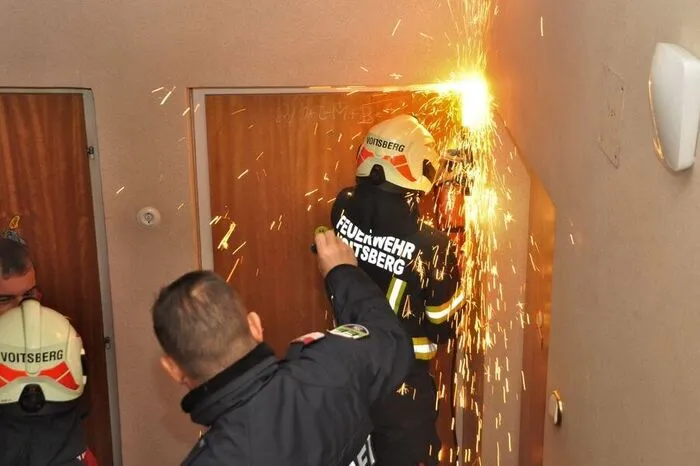 Die Feuerwehr Voitsberg wurde zu Mittag am 5. Dezember zu einer Türöffnung in die Luthergasse in Voitsberg gerufen. Dabei wurde ein Pensionist tot aufgefunden. Fremdverschulden kann ausgeschlossen werden. Mehr dazu.