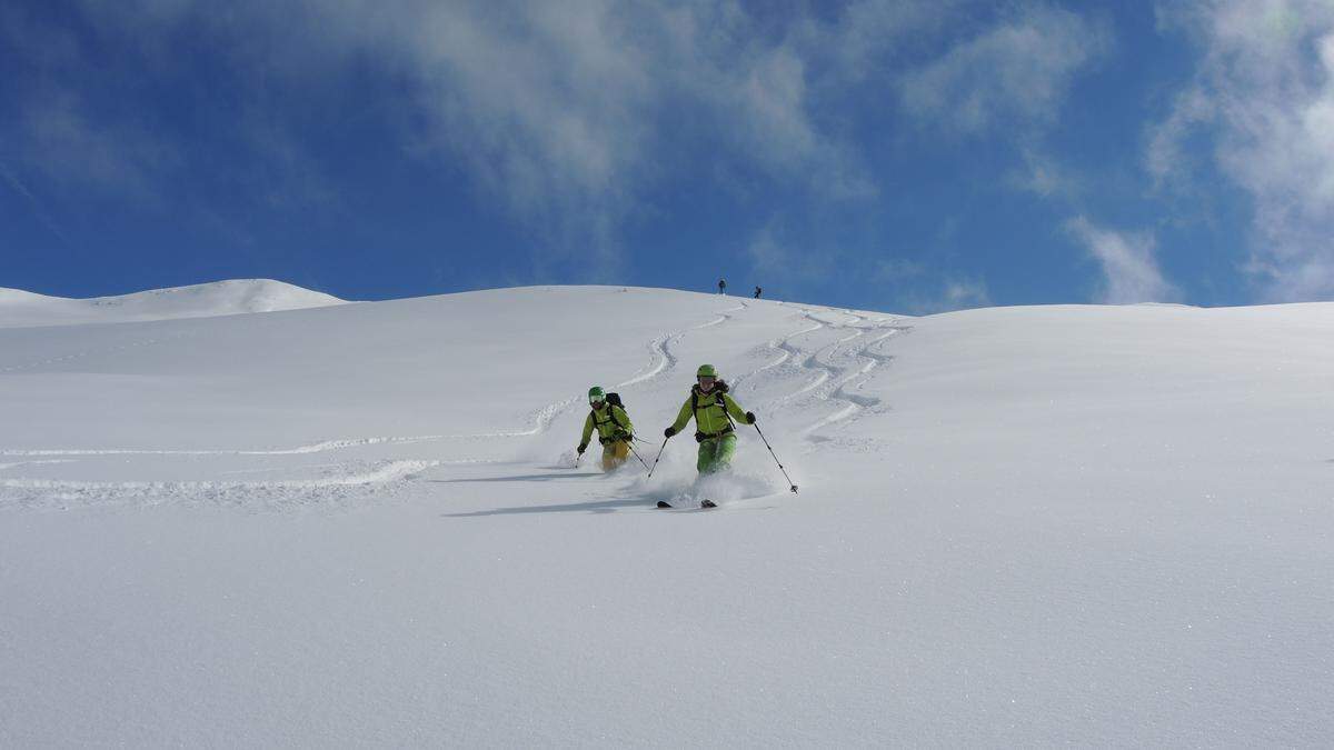 Kurse für richtiges und vor allem sicheres Skitourengehen und Tiefschneefahren werden unter anderem vom Alpenverein Leoben angeboten 