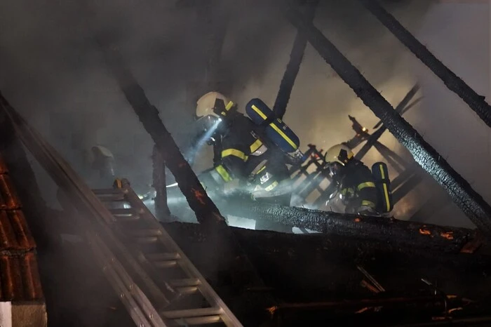 Neun Feuerwehren standen teils mit schwerem Atemschutz im Löscheinsatz.