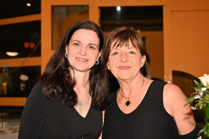 v.r. Obfrau Gertrud Seebacher, musikalische Leitung Barbara Komaier