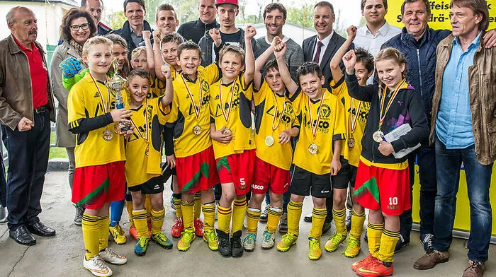 Die Gewinner des 1. Bezirksfinales beim diesjährigen Kleine Zeitung Volksschul-Fußballcup