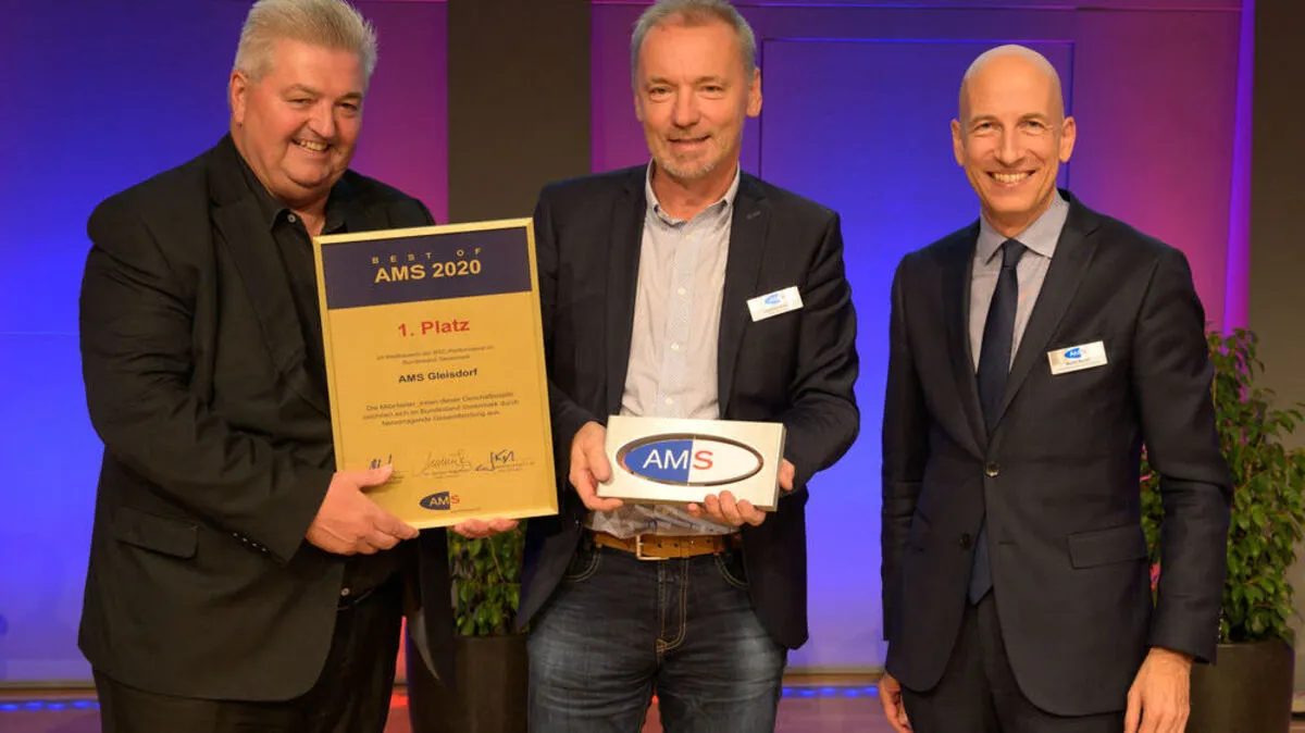 AMS-Vorstand Herbert Buchinger, Gottried Walter (AMS Gleisdorf) und Bundesminister Martin Kocher bei der Verleihung