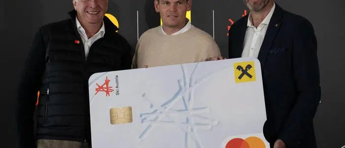 Christian Schicker (Mastercard), ÖSV-Generalsekretär Jan Überall und Christian Bevelander (Raiffeisenbank) präsentieren die neue „Ski Austria Debit Card“