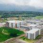 Dachgleiche der neuen 300-mm-Dünnwaferfabrik im Mai 2020 - allein die Bauarbeiten pumpten viele Millionen Euro in die Kärntner Wirtschaft