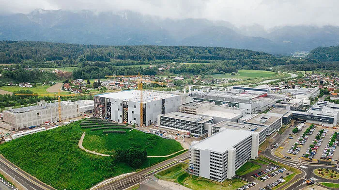 Dachgleiche der neuen 300-mm-Dünnwaferfabrik im Mai 2020 - allein die Bauarbeiten pumpten viele Millionen Euro in die Kärntner Wirtschaft