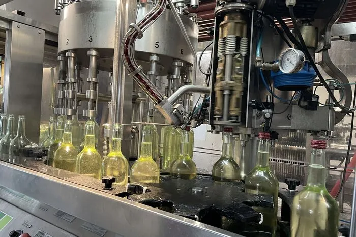 Eine hochmoderne Abfüllmaschine stellt bis zu 2500 Flaschen pro Stunde fertig
