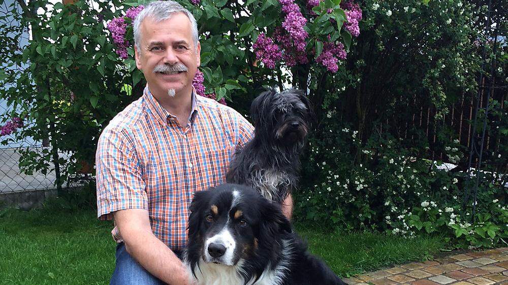 Karl Weissenbacher mit seinen Hunden Grisu (vorne) und Pippilotta
