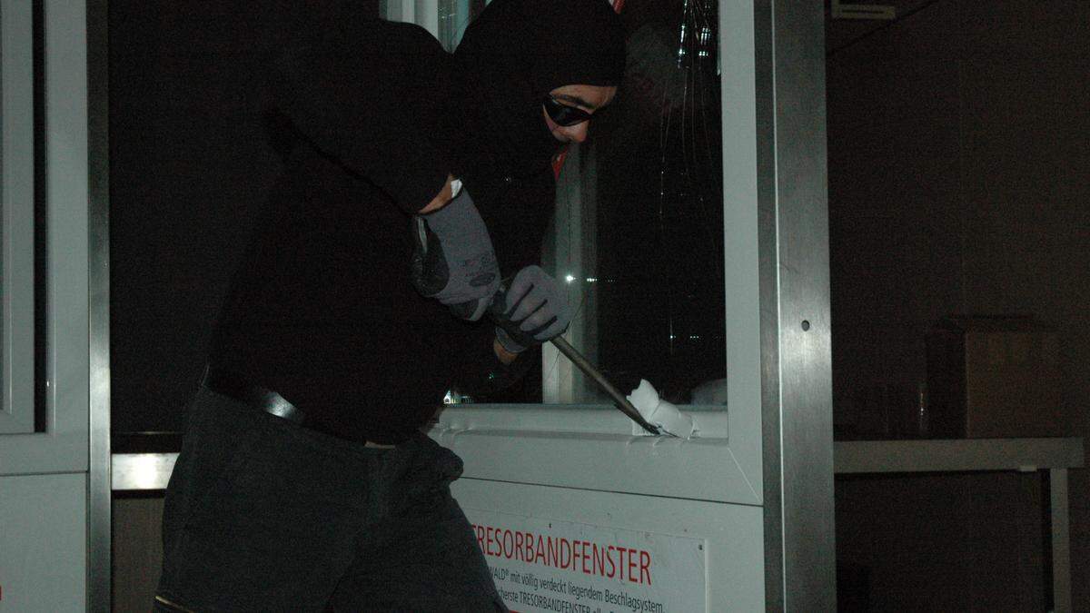 Freitagnacht brachen unbekannte Täter auf ein Firmengelände im Bezirk ein und stahlen Elektrogeräte im Wert von mehr als 100.000 Euro