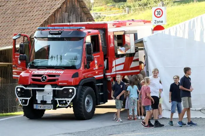 Für die Kleinen standen das Kinderschminken, die Hupfburg sowie die Blaulicht-Ausfahrten mit dem Feuerwehrauto im Mittelpunkt des Interesses. 