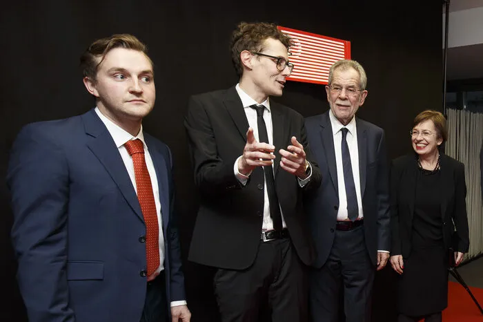 ... Doppel-Duo: Der neue Bundespräsident Alexander Van der Bellen mit seiner Frau Doris Schmidauer mit den beiden Diagonale-Intendadnten Peter Schernhuber und Sebastian Höglinger ...