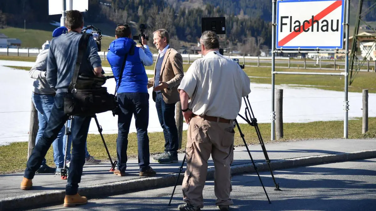 ABD0093_20200318 - FLACHAU - ÖSTERREICH: ZU APA0393 VOM 18.3.2020 - Thomas Oberreiter, Bürgermeister von Flachau  (Pongau) beim Interview am Mittwoch, 18. März 2020. Im Bundesland Salzburg werden wegen des Coronavirus zwei ganze Täler und die Gemeinde Flachau unter Quarantäne gestellt. Betroffen sind das Gasteinertal mit den Gemeinden Bad Gastein, Bad Hofgastein und Dorfgastein sowie das Großarltal mit den Kommunen Großarl und Hüttschlag. - FOTO: APA/BARBARA GINDL
