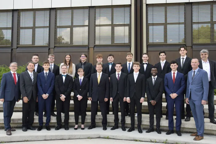 Maturanten der 5AHMBU Maschinenbau–Umwelttechnik: Jana Donnerer, Luca Falzberger, Matthias Fürnschuß, Maximilian Gollmann, Markus Kapl, Stefan Kaufmann, Philipp Lafer, Christoph Kocher, Marco Leopold, Lukas Meier, Adams Oppong, Lukas Rinner, Lukas Sickinger, Nina Steinberger, David Supper, Silvan Tesar, Hannes Wirnsberger.