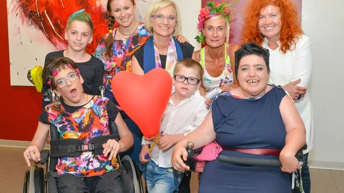 Eine viel beklatschte Modeschau ging in Steinfeld über die Bühne. Der Sozialverein Mena organisierte mit der Lienzer Designerin Barbara Widemair eine inklusive Modeschau. Über 80 Ehrenamtliche und 45 Künstler und Models machten mit. Am Bild: Astrid Unterpirker, Lukas Granig, Designerin Barbara Widemair, Organisatorin Lissy Oberlojer, Julian Granig, Caro Guttner, Jenny Oberlojer und Isabella Scheiflinger, Leiterin der Anwaltschaft für Menschen mit Behinderung und Mena-Obfrau