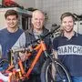 Vater und Söhne Neubauer in ihrem Zweirad-Geschäft: Florian und zwei mal Roman 
