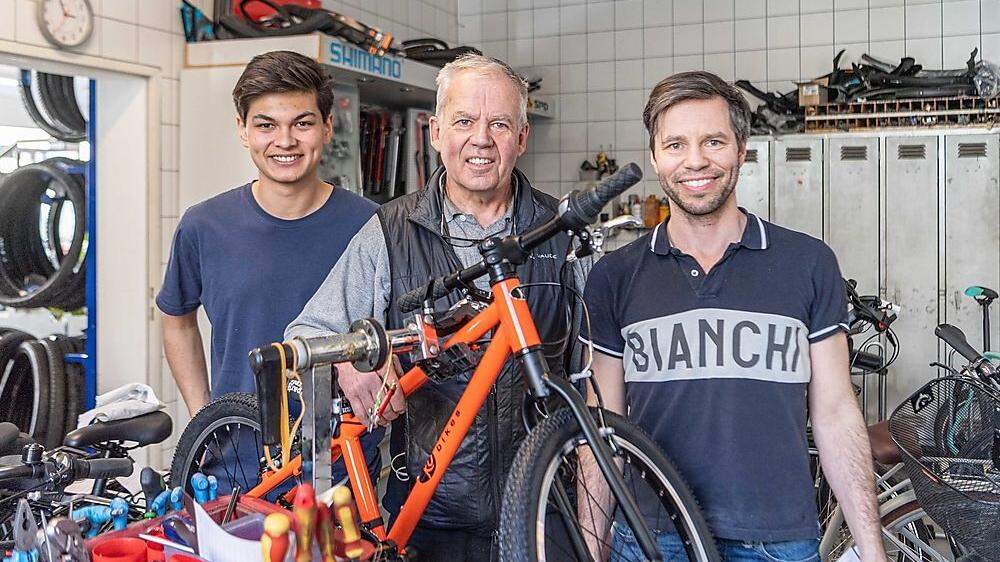 Vater und Söhne Neubauer in ihrem Zweirad-Geschäft: Florian und zwei mal Roman 