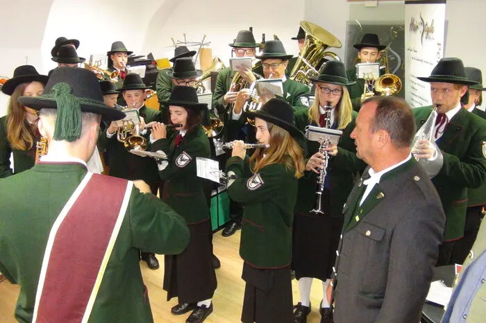 Dort spielte zum klingenden Auftakt und zur musikalischen Umrahmung auch der Musikverein Ehrenhausen auf.