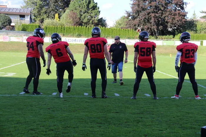 Die erste Halbzeit war geprägt von den starken Defensivreihen der beiden Teams. Erst knapp vor der Halbzeitshow landete der Ball das erste Mal in der Endzone der Gäste.