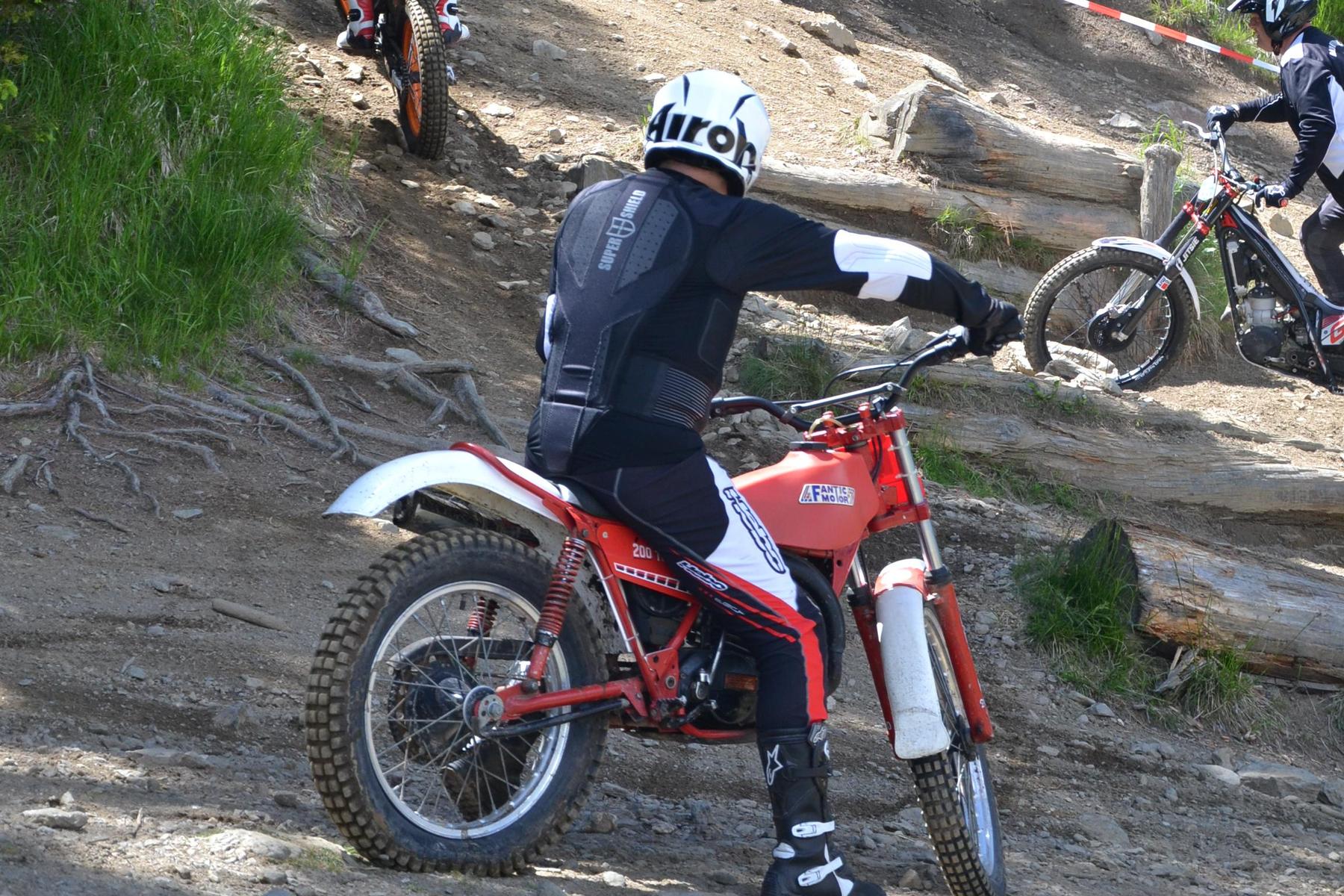 In Schladming: 19-Jähriger fuhr ohne Helm auf Trial-Motorrad und krachte in Auto