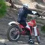 Anders als dieser Trial-Pilot trug der Fahrer keinen Helm