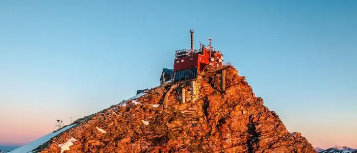 Eine Wetterstation auf einem Berg