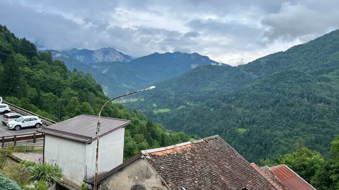 In den hohen friulanischen Bergen nahe Österreich entsteht in Handarbeit traditionelles Schuhwerk. Auch der Papst hat ein Paar im Schrank stehen.