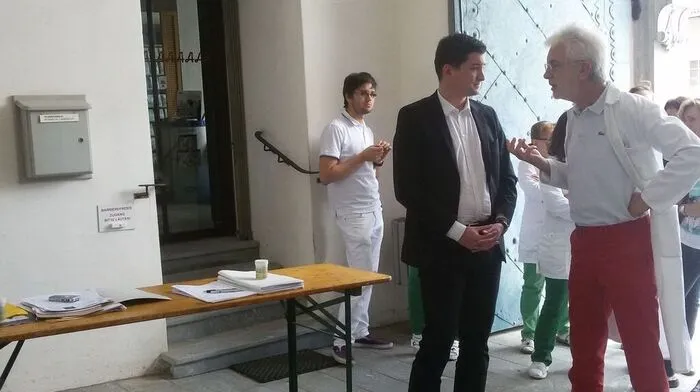Dieter Gall (rechts) mit Rechtsvertreter Martin Moser. Links zu sehen: das kleine Schild