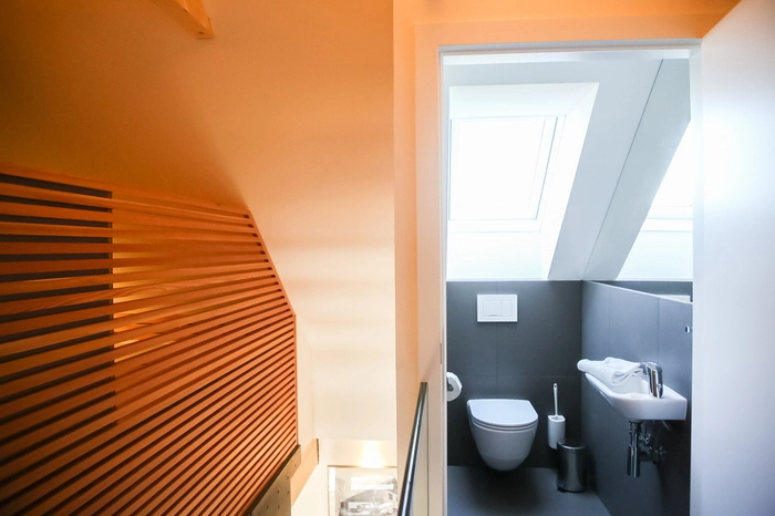 Edle Materialien und Minimalismus im Bad.