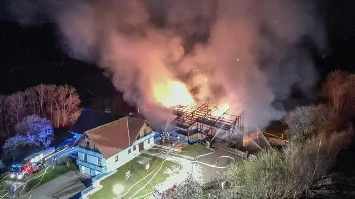 Im Ortsteil Stübegg im Gemeindegebiet von Zöbern brannte in der Nacht auf Samstag ein Wirtschaftsgebäude ab.