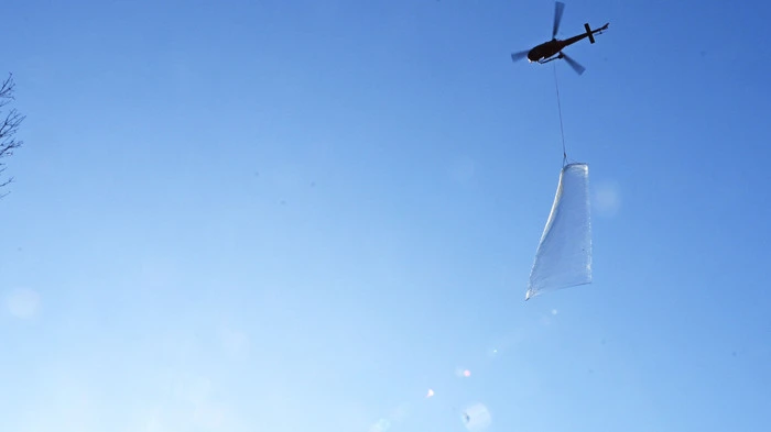 Hohen Einsatz erfordert eine Felssicherung in der Lieserschlucht in Trebesing. Ein Hubschrauber flog Sicherheitsnetze in die Wand.