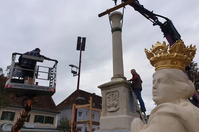 Mit Fingerspitzengefühl wurden die rund zwei Tonnen schwere Säule und die zwischen 300 und 400 Kilogramm schwere Marienfigur richtig adjustiert.