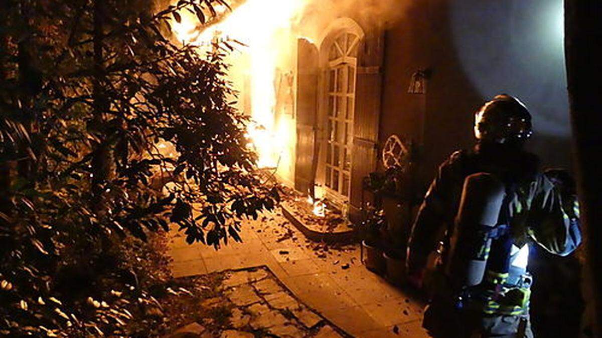 Beim Eintreffen der Feuerwehr stand das Haus bereits in Flammen