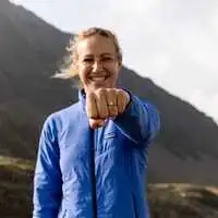 Sabine Schöffmann strahlt mit ihrem Verlobungsring um die Wette